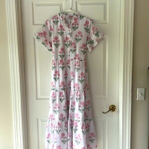 Pretty floral dress, with ruffle details and pockets. Can be worn w/ or w/o sash